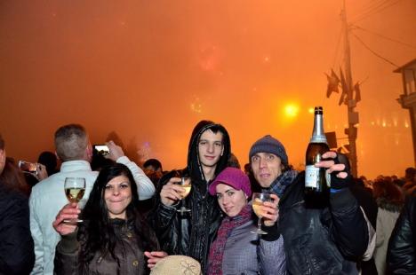 La mulţi ani, 2014! Revelionul din centrul Oradiei, "inundat" în ceaţă (FOTO/VIDEO)